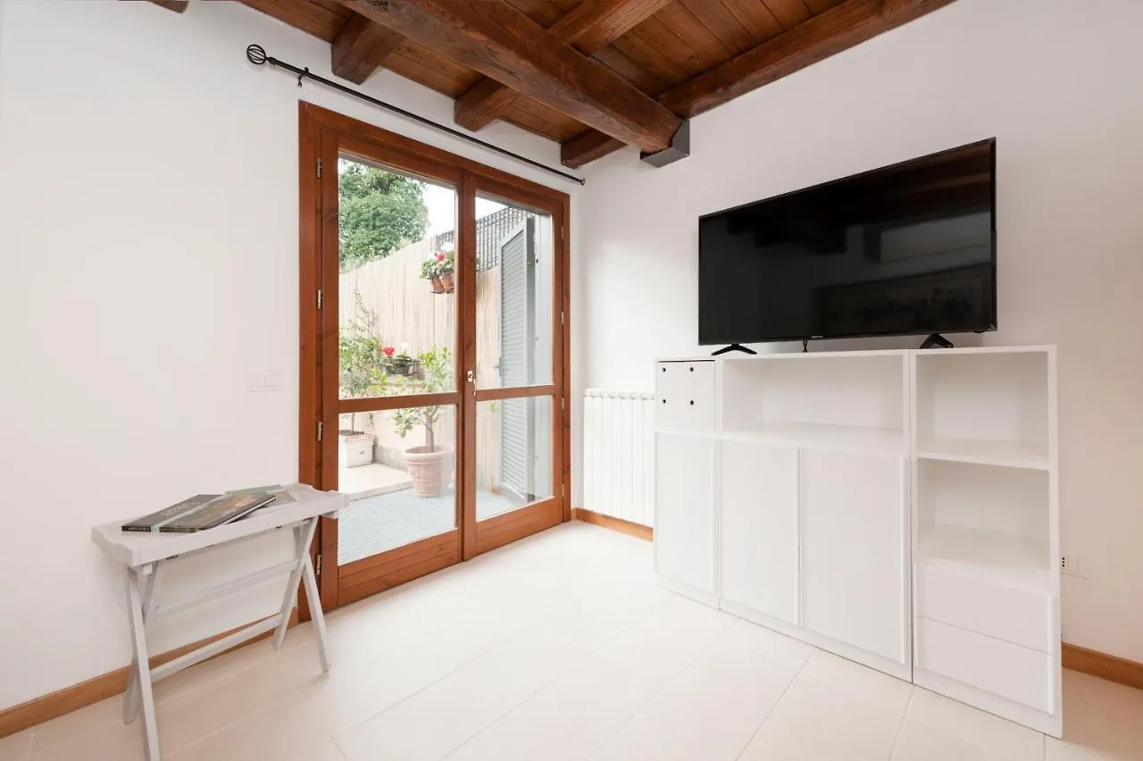 Apartment Charming Patio House In San Lorenzo Rome Italy