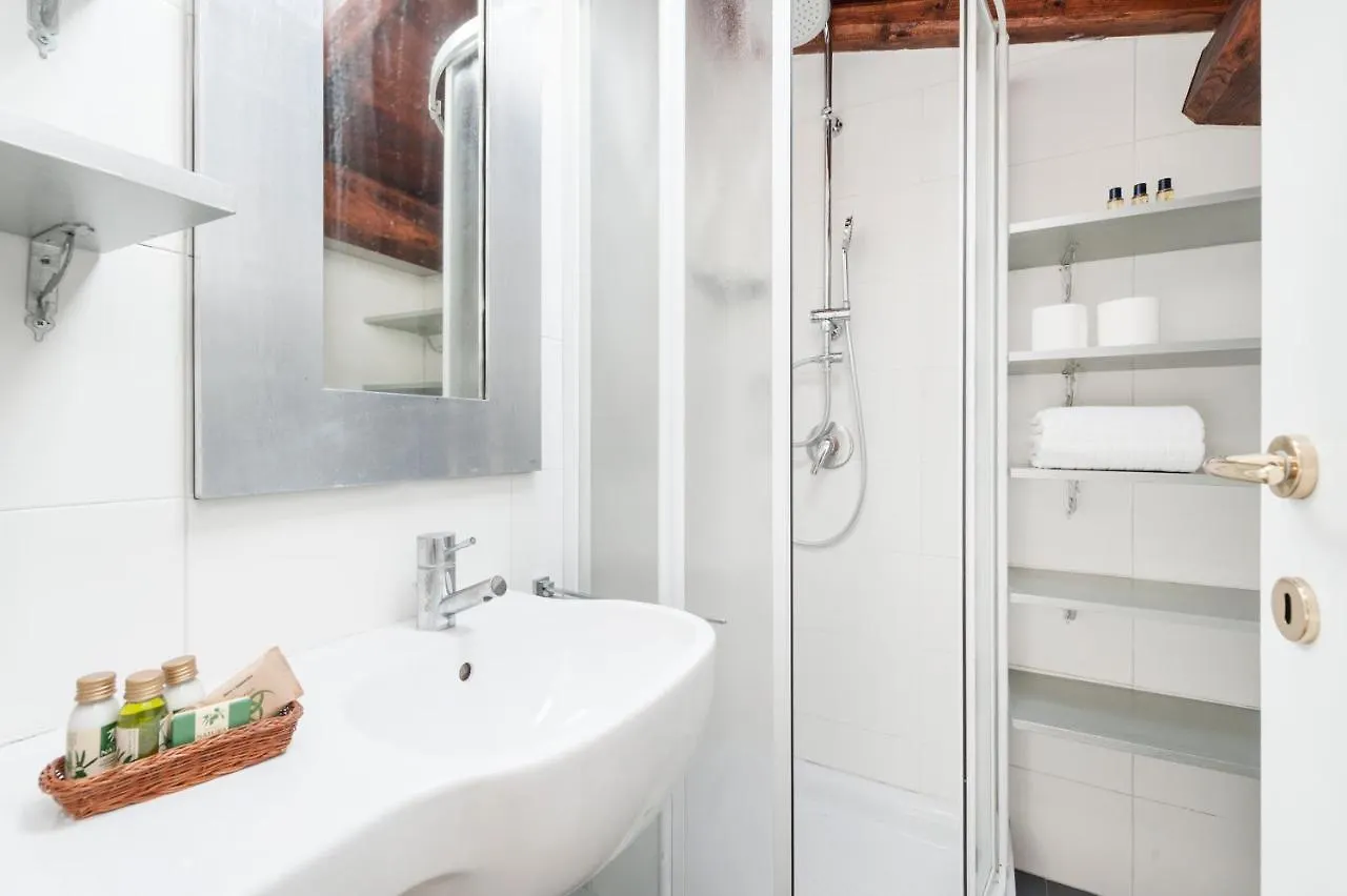 Apartment Charming Patio House In San Lorenzo Rome